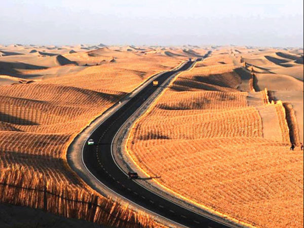 Top 10 Most Beautiful Highways in China - The Tarim Desert Highway 